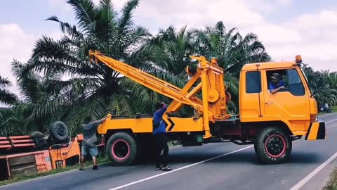 MENEMUKAN TANK MOBIL PERTAMINA MEMBERSIHKAN MOBIL POLISI PEMADAM MOBIL KEBAKARAN