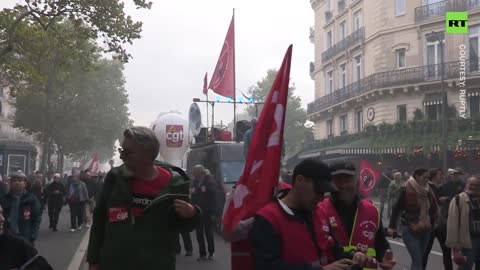 "Siamo odiati dallo Stato" | Centinaia di lavoratori francesi scioperano.I sindacati marciano per le strade di Parigi per protestare contro l'alto costo della vita derivante dalla crisi energetica in corso.