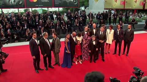 Penelope Cruz returns to the Venice red carpet