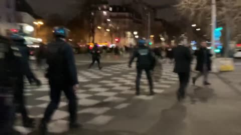 Paris protests: Police (BRAV-M) violently repressed protests chaining charges and arrests