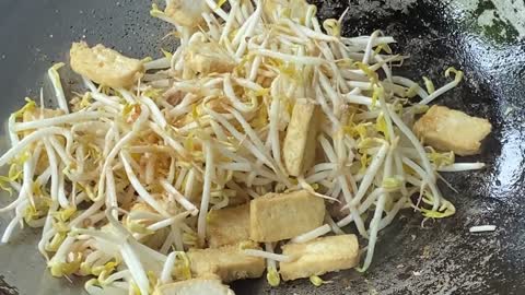 Stir-fried bean sprouts with tofu, an easy and delicious dish.