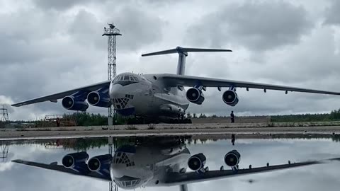 "Melodia" aterrada de quatro motores D-30KP de uma aeronave de transporte Ilyushin Il-76MD.
