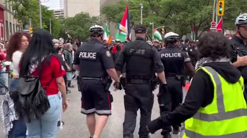 Police in Toronto clash with Palestinian Protestors!