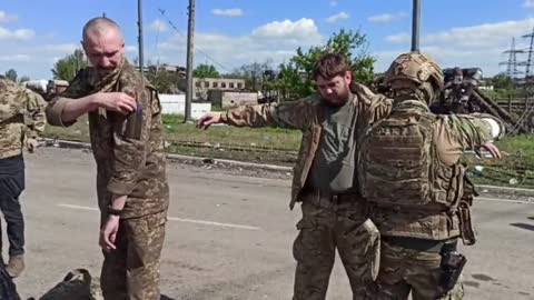חיילים אוקראינים נכנעים לצבא הרוסי