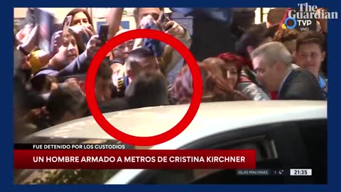 Man points gun at Argentinian vice-president Cristina Fernández de Kirchner