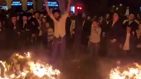 🔥Gli ebrei ortodossi bruciano le bandiere israeliane a Gerusalemme‼️