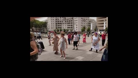 Les Masques Blancs Lyon dansent au centre commerciale, au métro et sur les places le 19 juin 2021