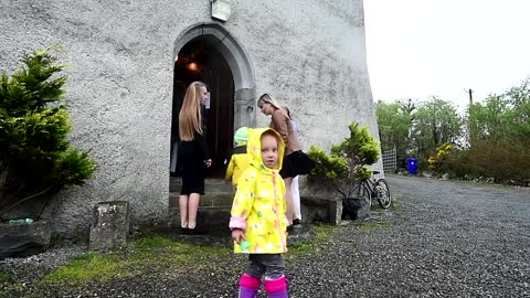 Fleeing Ukrainians find refuge in medieval Irish castle