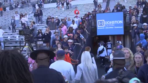 Auburn players and coaches join arms for prayer circle ahead of W. Kentucky game (2)