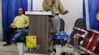 Pregando na igreja