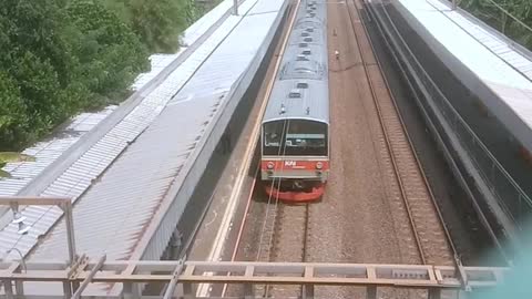 Keret menikung indah saat masuk stasiun