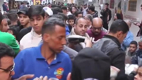 Watch: Thousands gather at a massive Iftar table to break Ramadan fast #Shorts