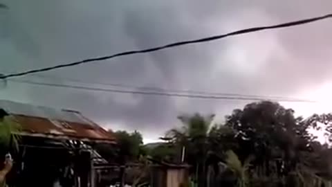 DEUS repreende e dispersa Grande tornado, que se dirigia contra uma cidade na Indonésia ! Impactante