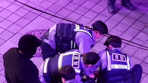 Korean Police arrested drunk man on hongdae street