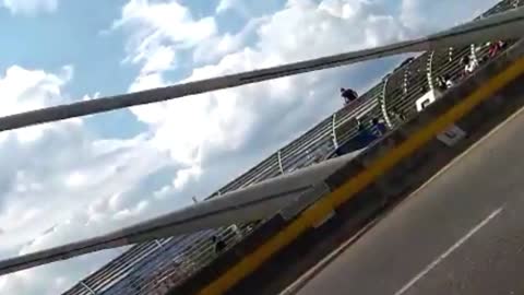 Policía evitó que un hombre se lanzara del Puente de La Novena, en Bucaramanga