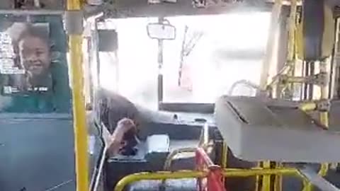 Mãe quebra janela de ônibus para salvar filho do calor no Rio