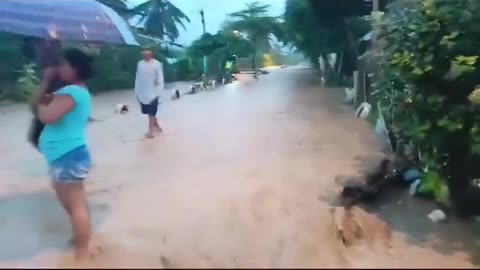 🚨 BREAKING: Torrential rains have unleashed floods along Ecuador's coast