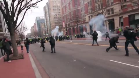 Jan 20 2017 DC 1.6.5 Antifa riot after inauguration police push them back, throw bricks at them