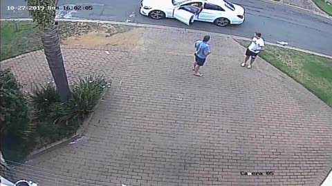 Footage shows an attempted robbery in Cape Town, South Africa