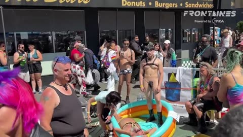 🇺🇸🌈 San Francisco Pride Parade has a dude sitting in an inflatable pool, so people can pee on him