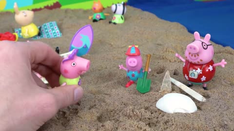 Peppa Pig at the Beach finds Dinosaur Fossils Toy Learning Video for Kids!