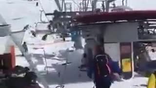 This ski lift malfunction is still so crazy 😳🤯