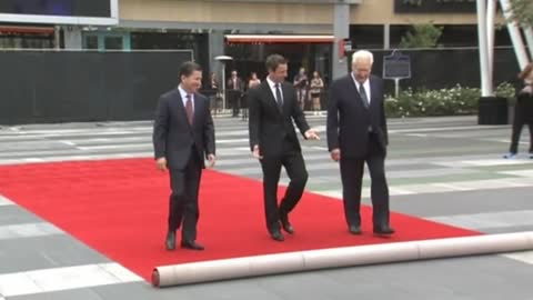 Seth Meyers rolls Emmy red carpet