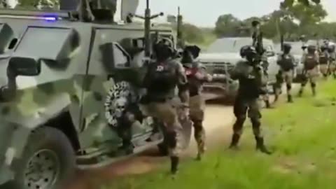 THIS LOOKS LIKE A VIDEO OF THE MEXICAN POLICE OR MILITARY. IT'S VIDEO OF THE DRUG CARTELS.
