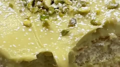 Tiramisù non può mai mancare, ma se poi è al pistacchio allora è d’obbligo prenderlo