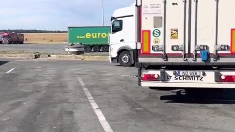 This wave of ridicule from the big truck driver is perfect for