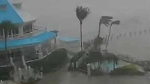 Timelapse shows storm surge Tovertaking pool and courtyard outside of Fort Myers hotel