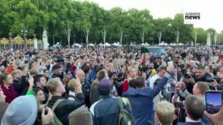 Emtional Crowd Outside Buckingham Palace Sings 'God Save the Queen'