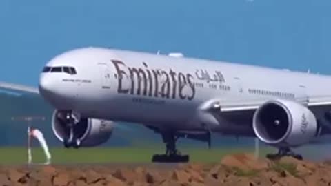 Emirates Boeing 777 landing quietly👏👏👏😍