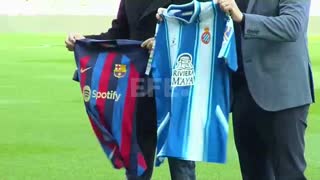 Xavi y Diego Martínez se encuentran, antes del derbi, en el Camp Nou