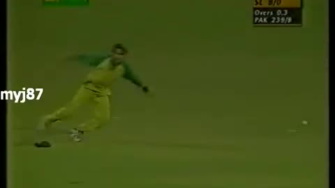 Wasim is ANGRY to Shahid Afridi after DROPPING a Catch l Sharjah 1999