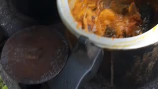 Comida no fogão de lenha