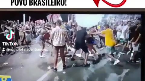 Grande vergonha no Brasil festa de carnaval mulher beija repórter,