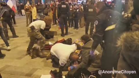 convoi de la liberté: Un manifestant est au sol dans un état très grave sur les Champs-Elysées.