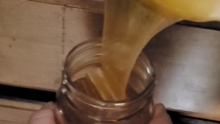 Filling jars with honey