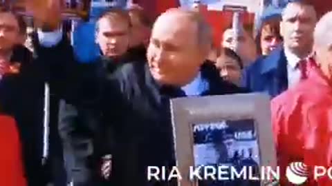 Putin marcha com o Regimento Imortal na Parada da Vitória da Rússia. #shorts