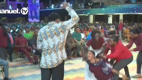 shocking woman vomits chain of beeds live in scoan during deliverance 😲 #nigerianpastor #tbjoshua