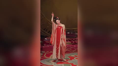 The beautiful girl is dancing, performing Chinese dance