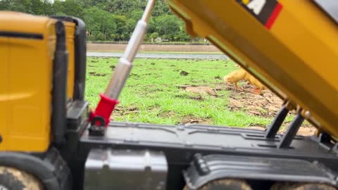 Smart Bim Bim picks watermelons to make watermelon ice cream for ducklings-13