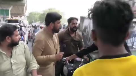 Pakistan Viral Video: 'Drunk' Cop Rides Bike, Attacks & Abuses Reporter