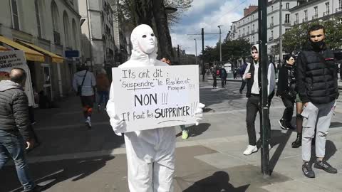 Les Masques Blancs Nantes Action Pancartes le 2 Avril 2022