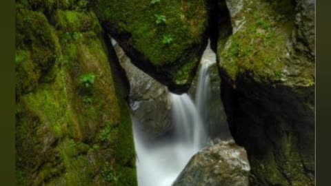 Beautiful Waterfall image capture with beautiful scenes🌿🌿🍃🍃🍃🍃