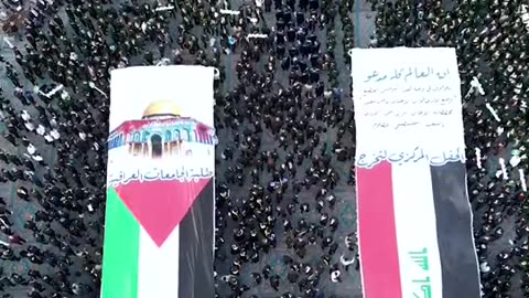 Iraqi students raised a huge flag of Palestine