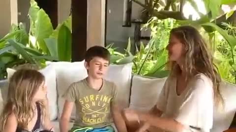 Gisele Bündchen canta com os filhos deixa sugestões para quarentena