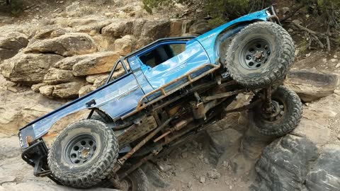 Off-Road Driver Successfully Pulls Off His Truck Through Huge Rocks