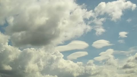 Time-lapse form-changing lenticular clouds